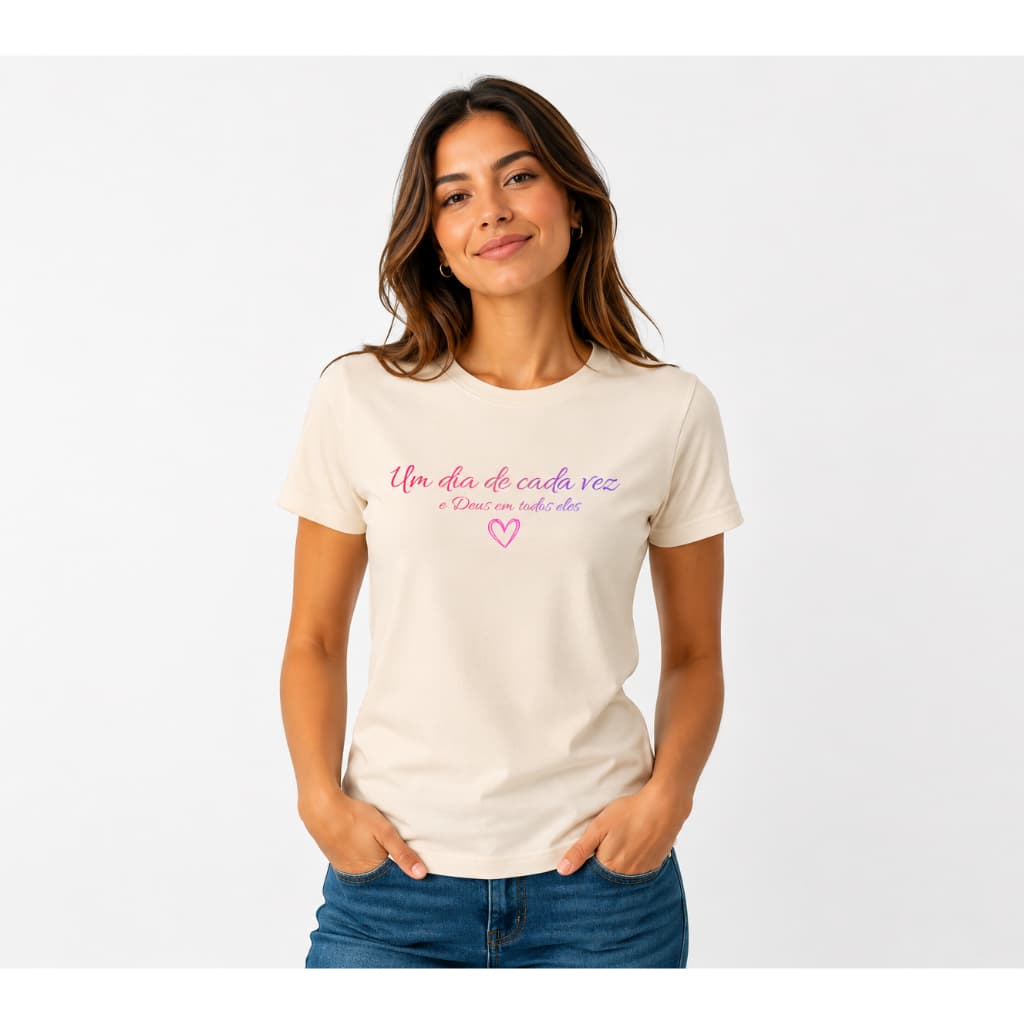 Camiseta Feminina Gospel Estampada Um Dia de Cada Vez Deus em Todos Eles Confortável